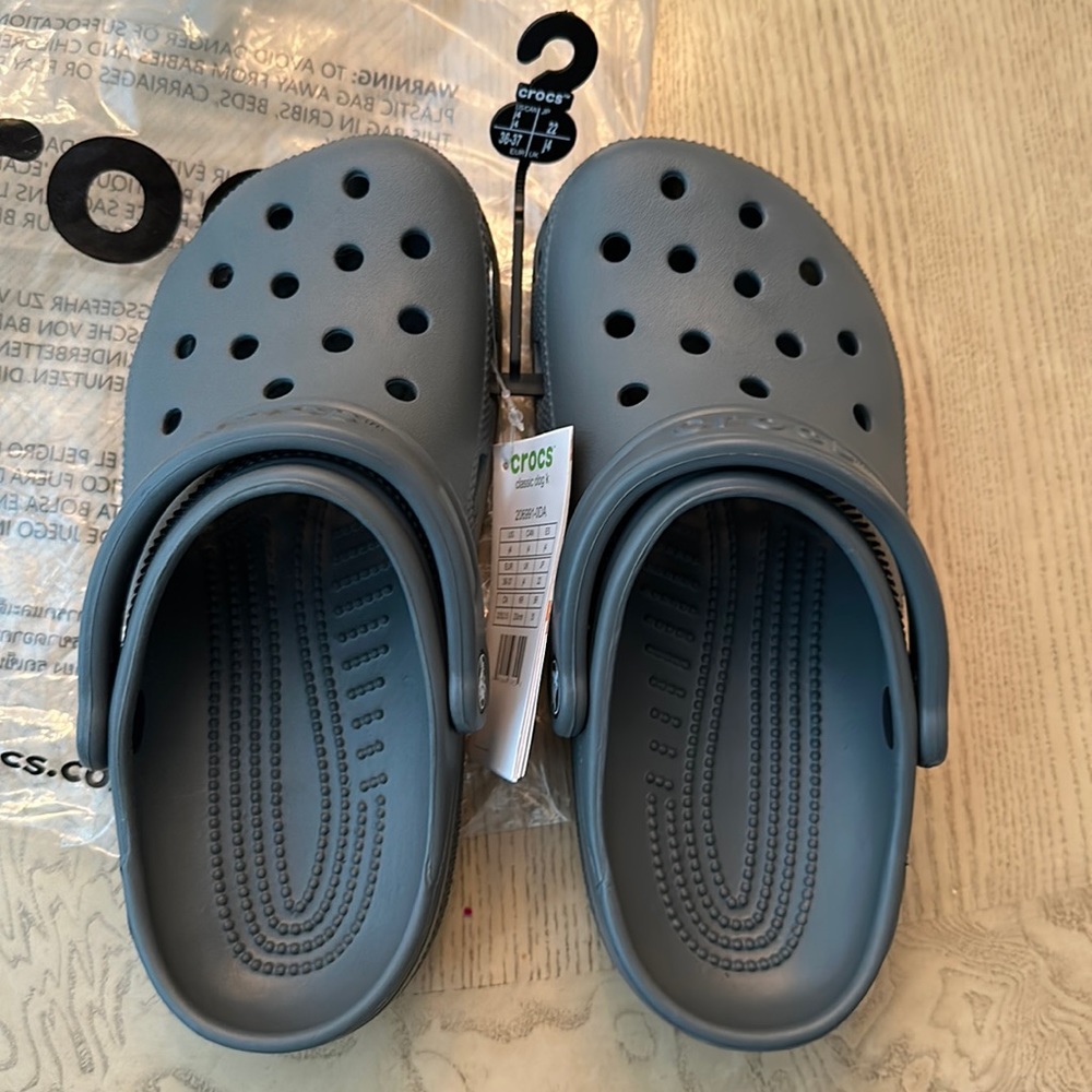 Brand new! Crocs -gray-kids size 4